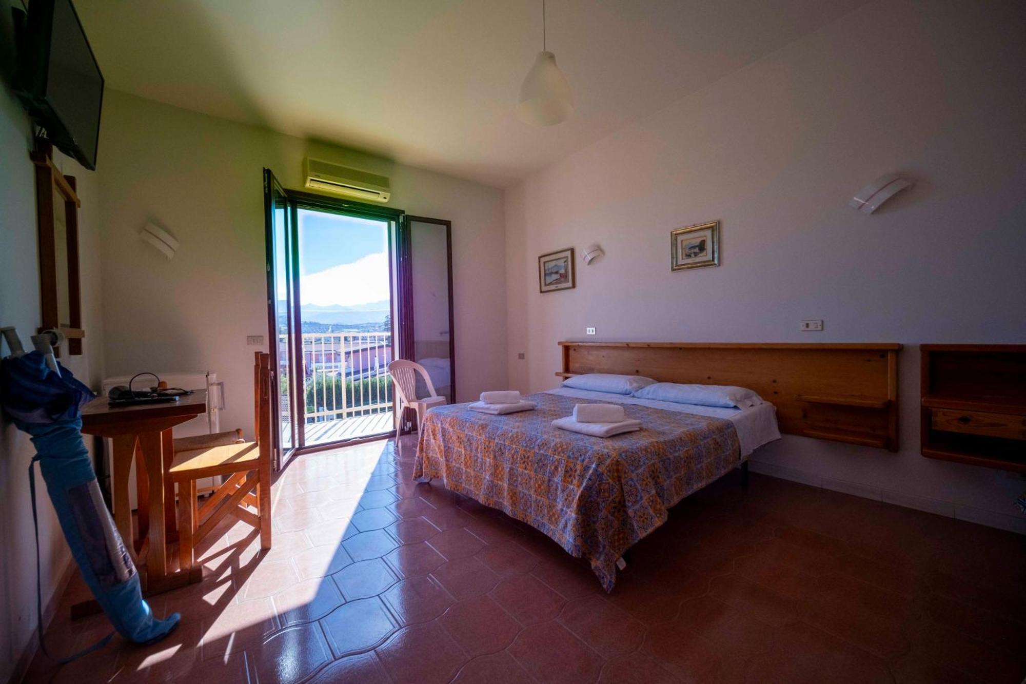 Hotel-Pensione 4 Stagioni Falcone Bagian luar foto