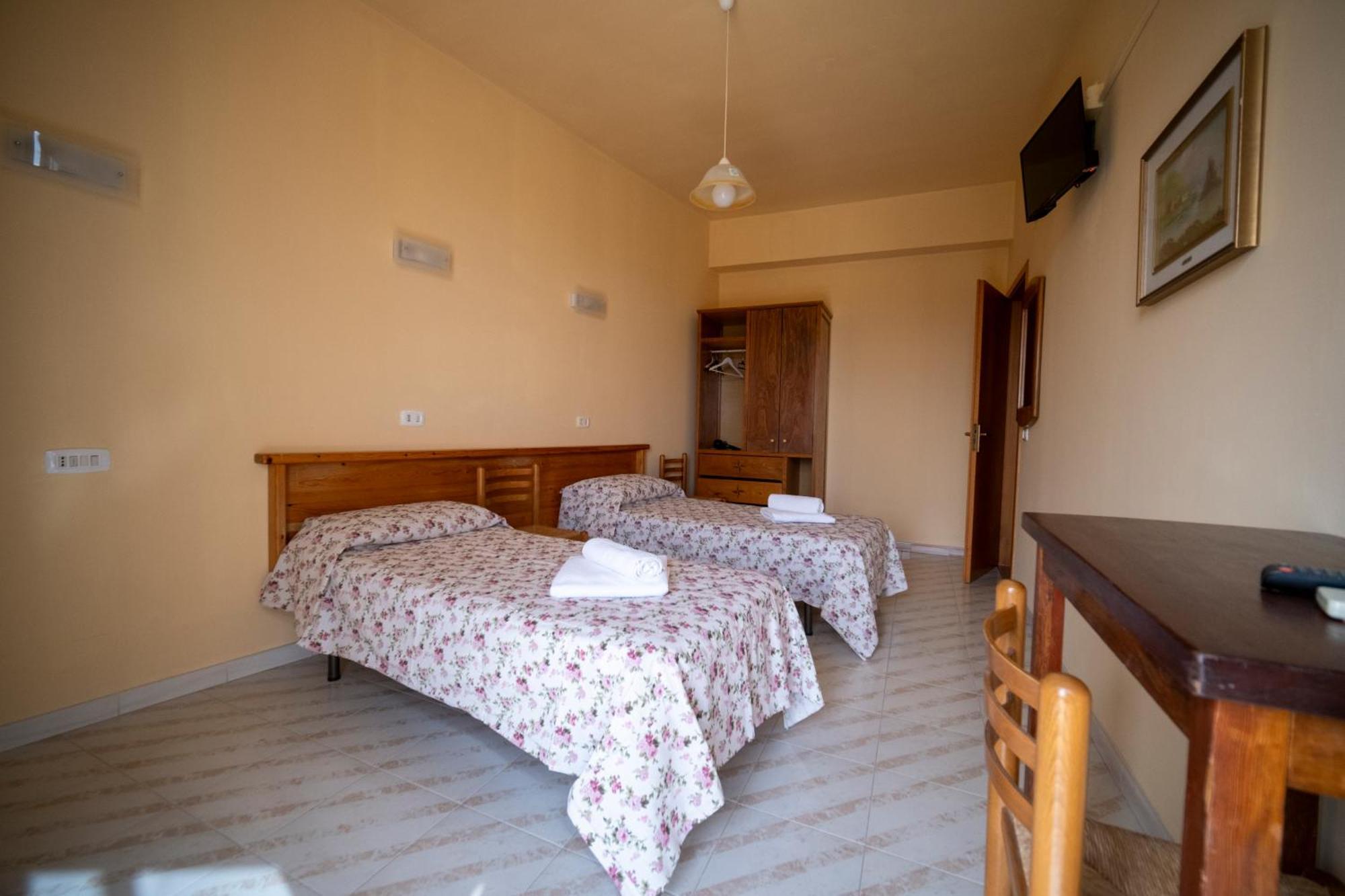 Hotel-Pensione 4 Stagioni Falcone Bagian luar foto